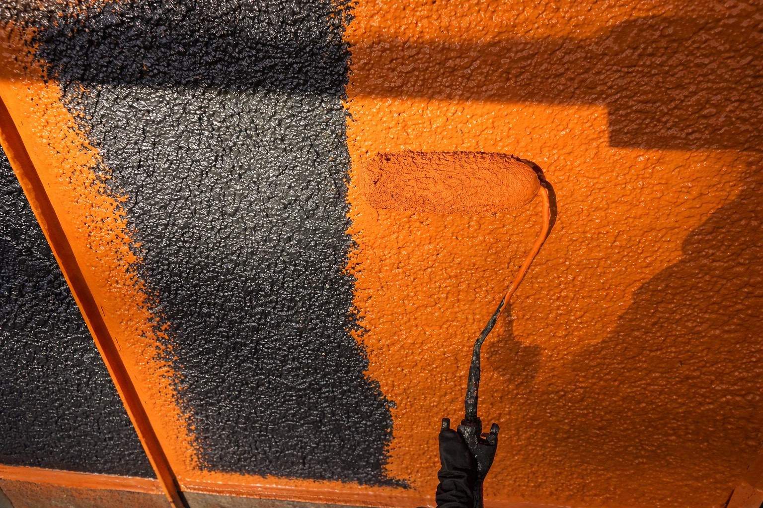 外壁仕上げの上塗り作業